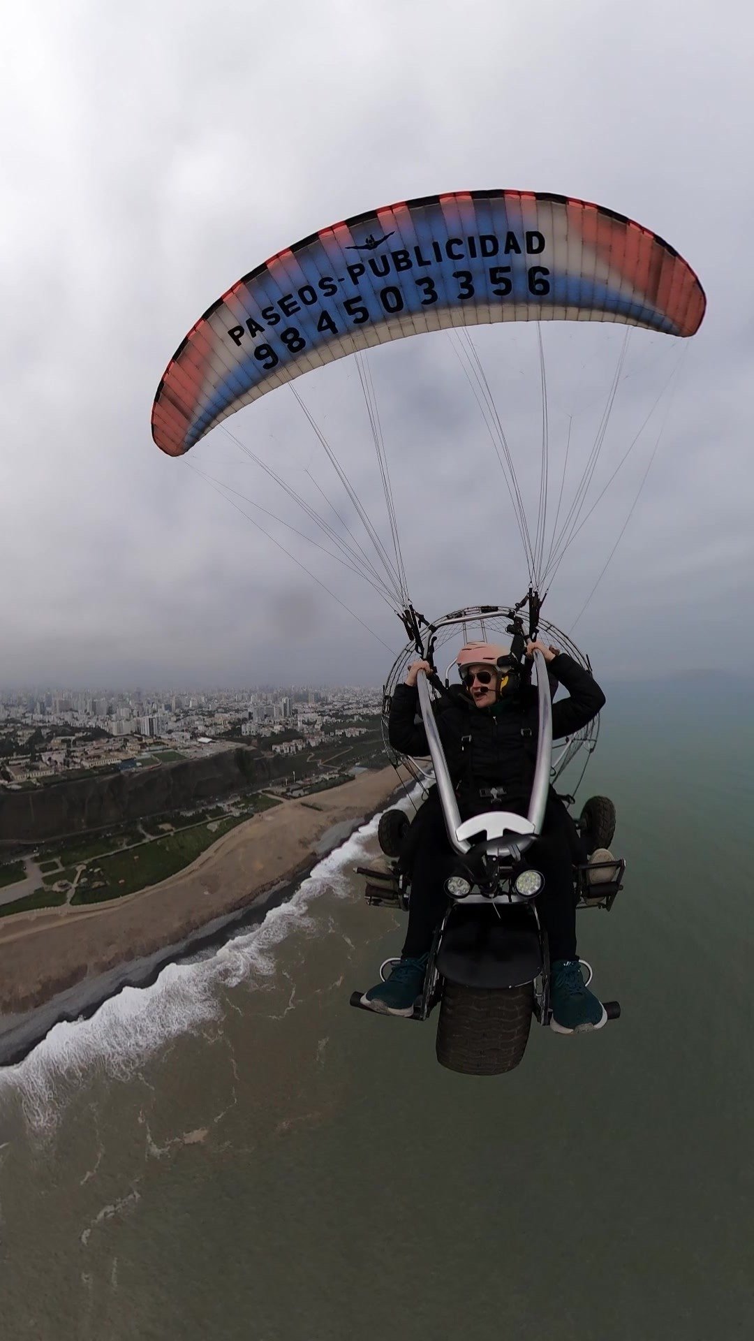 Despegue de paratrike biplaza desde playa San Miguel, Lima, con piloto certificado y pasajero