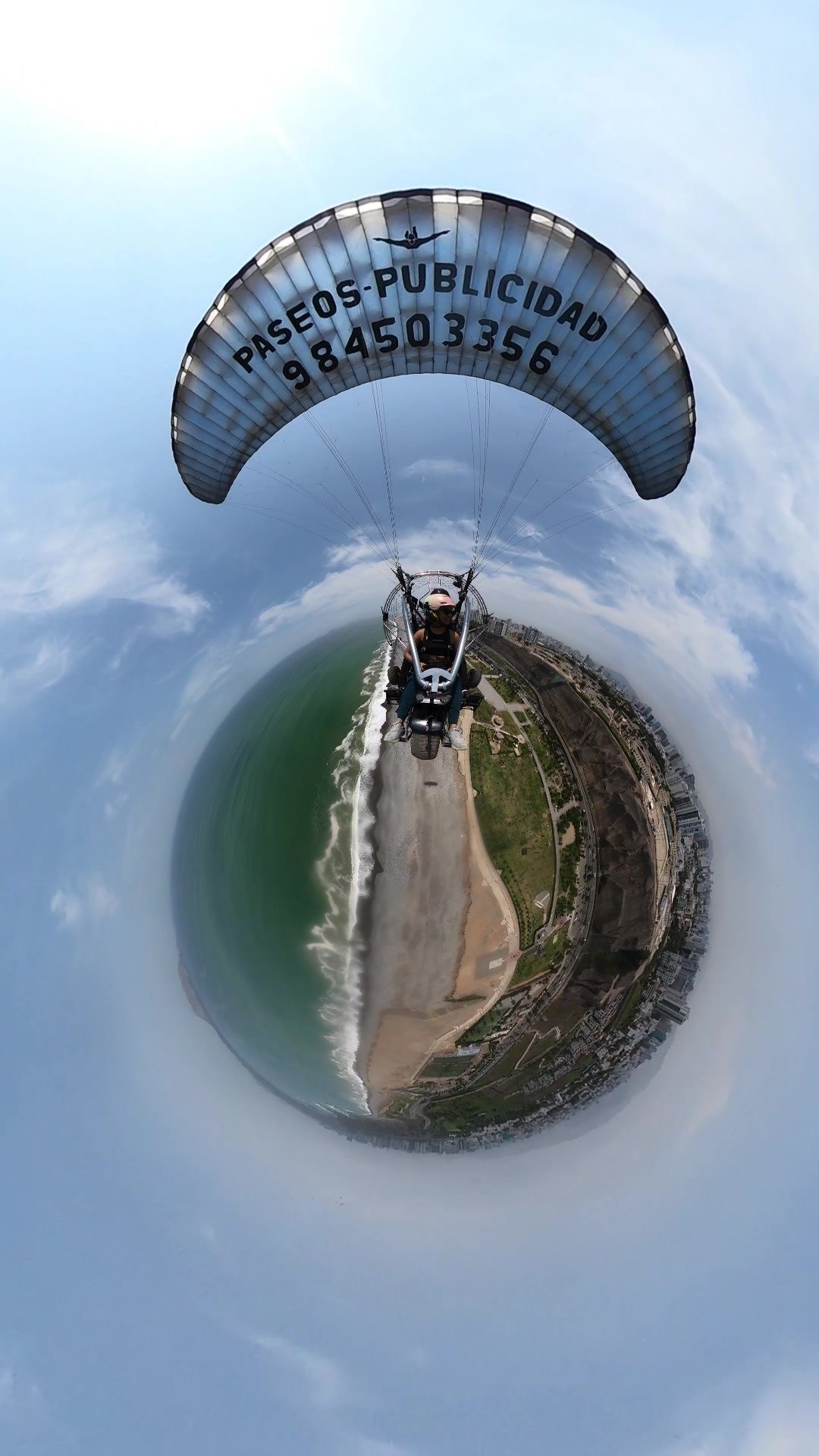 Fotografía esférica en 360 grados desde un vuelo en paratrike sobre la Costa Verde y el mar de Lima