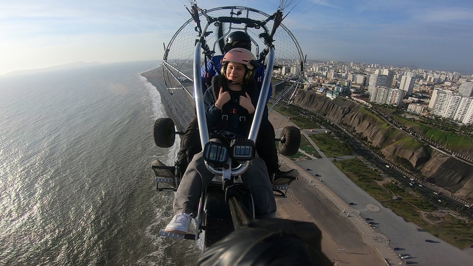 Vuelo de aventura en paratrike sobre la playa y acantilados de la Costa Verde en Lima
