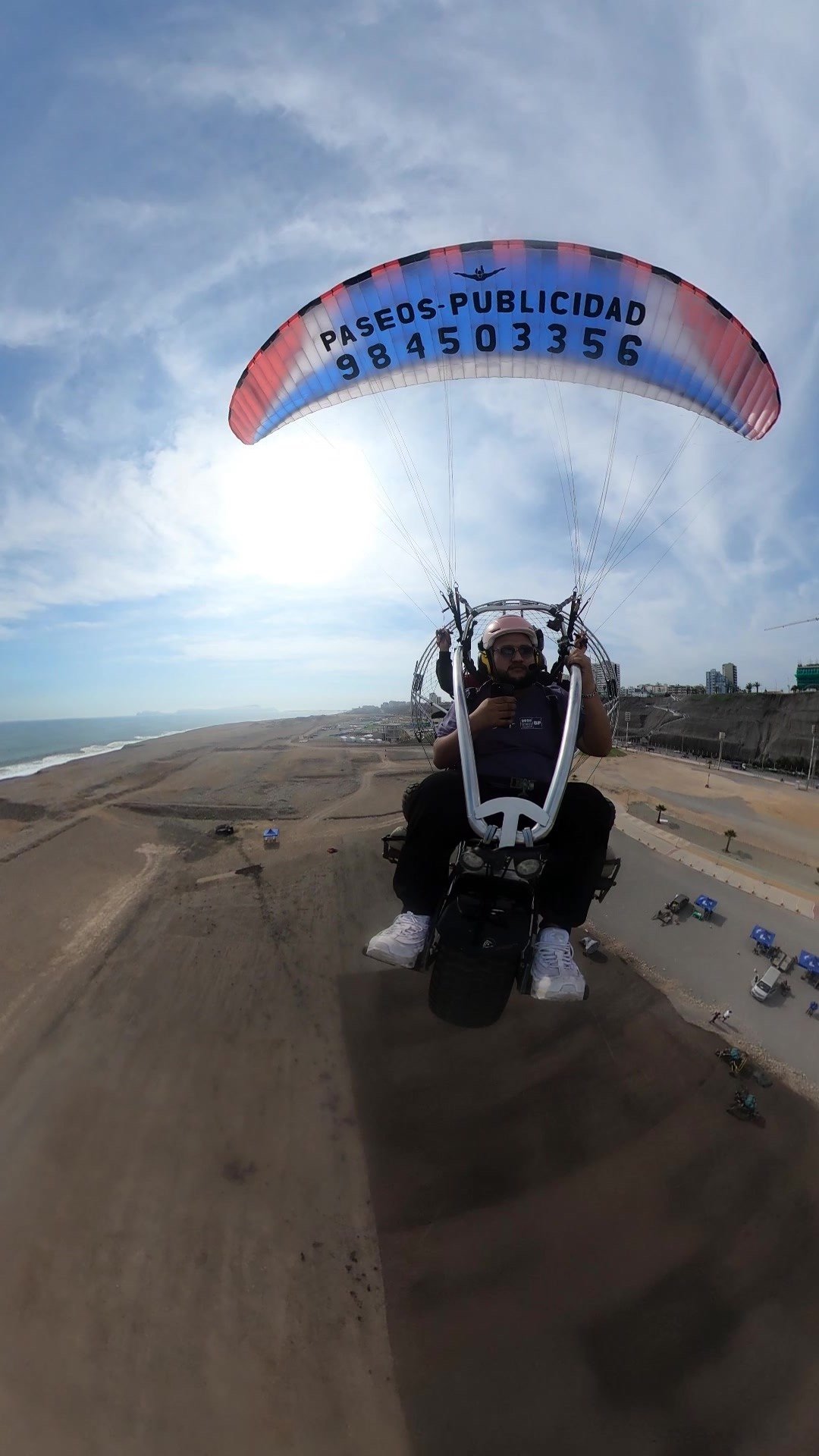 Vuelo en paratrike iniciando recorrido desde Playa San Miguel en Lima