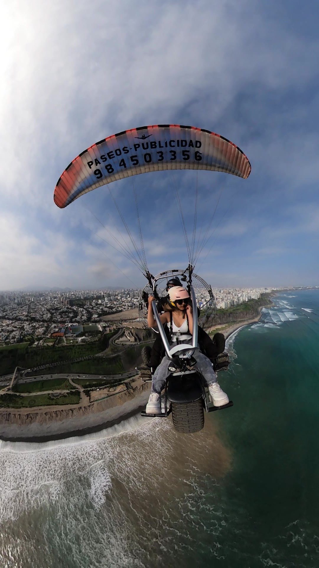 Experiencia de paratrike sobre la playa y acantilados de la Costa Verde en Lima