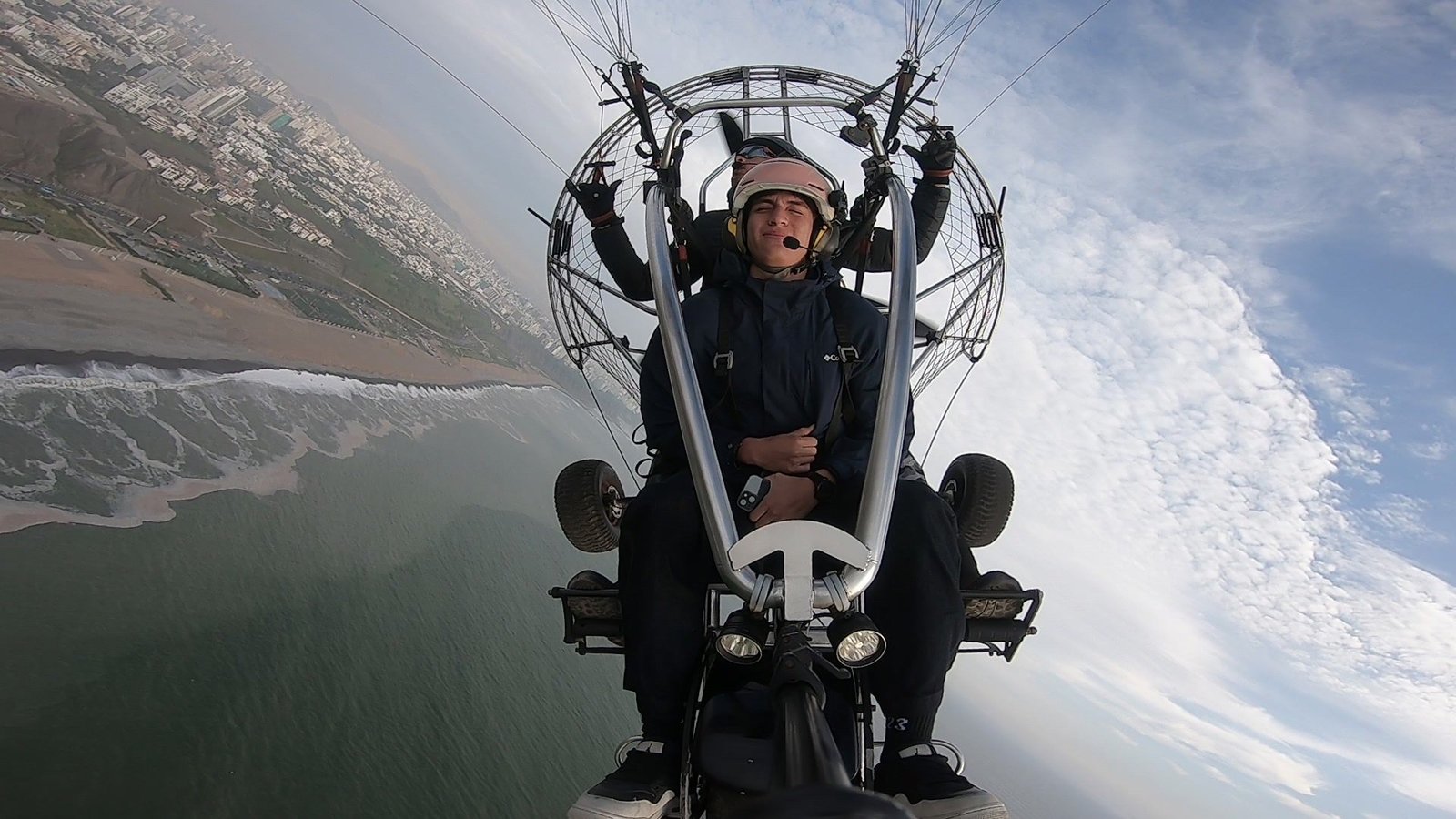 Paratrike turístico sobre la Costa Verde y playas de Lima