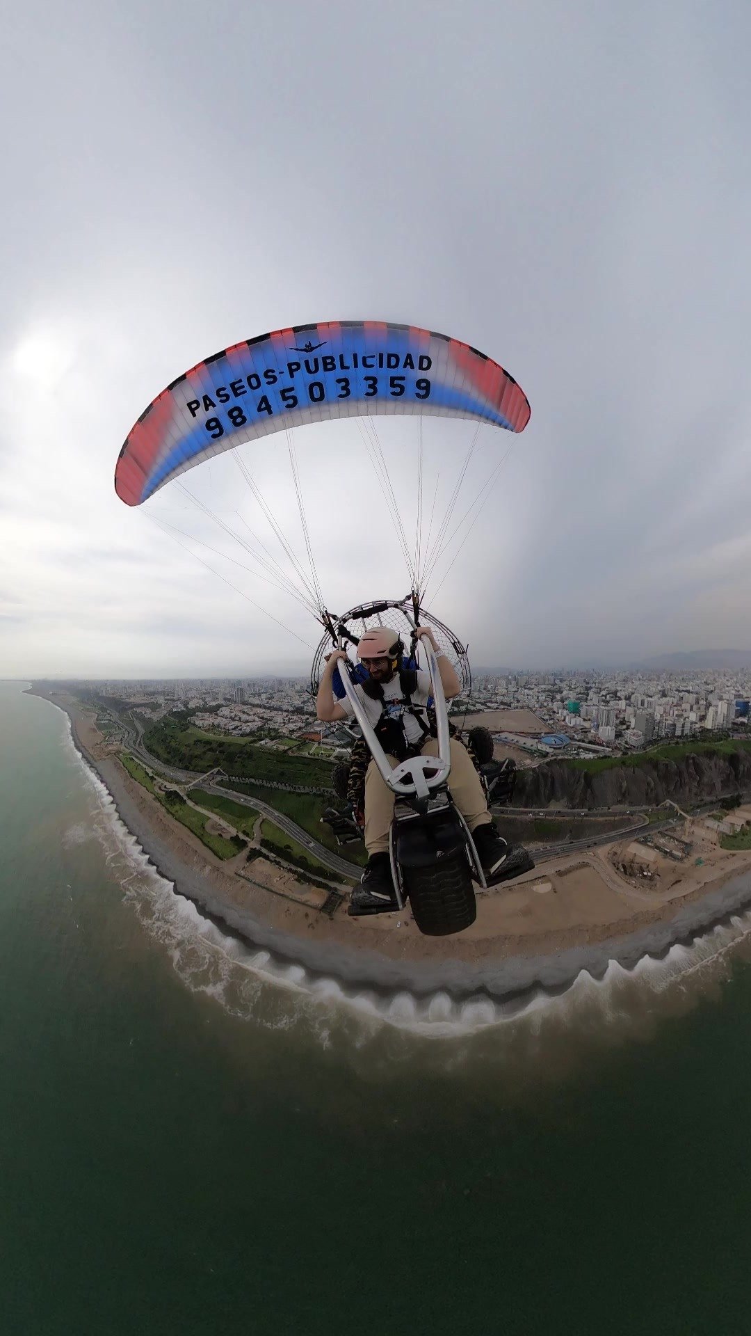 Vuelo publicitario en paratrike sobre la Costa Verde de Lima con vista aérea de la ciudad