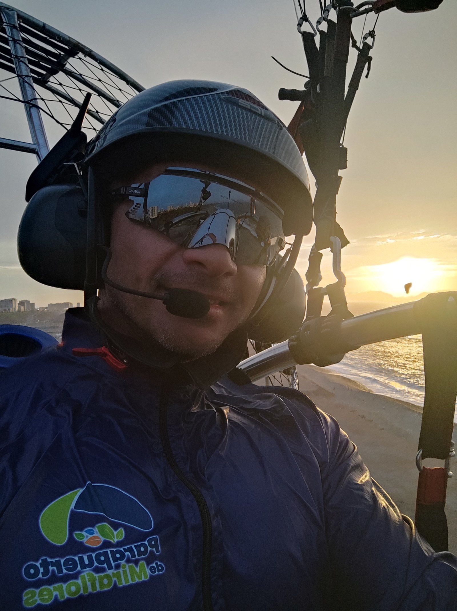 Piloto Juan Carlos de KunturFly, parapente en Lima