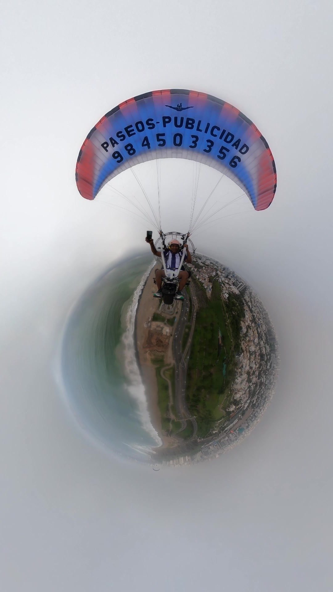Fotografía aérea esférica en 360 grados de vuelo en paratrike sobre la Costa Verde, Lima, con vista completa del mar y acantilados