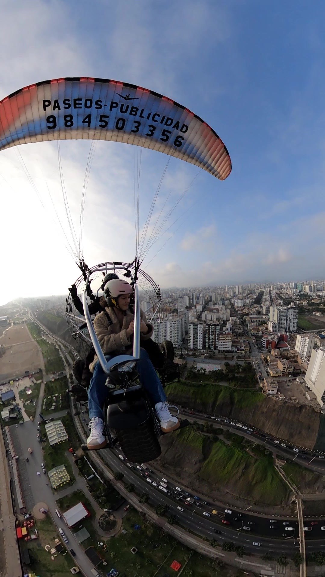 Vuelo en paratrike biplaza sobre la Costa Verde de Lima con vista panorámica de la ciudad