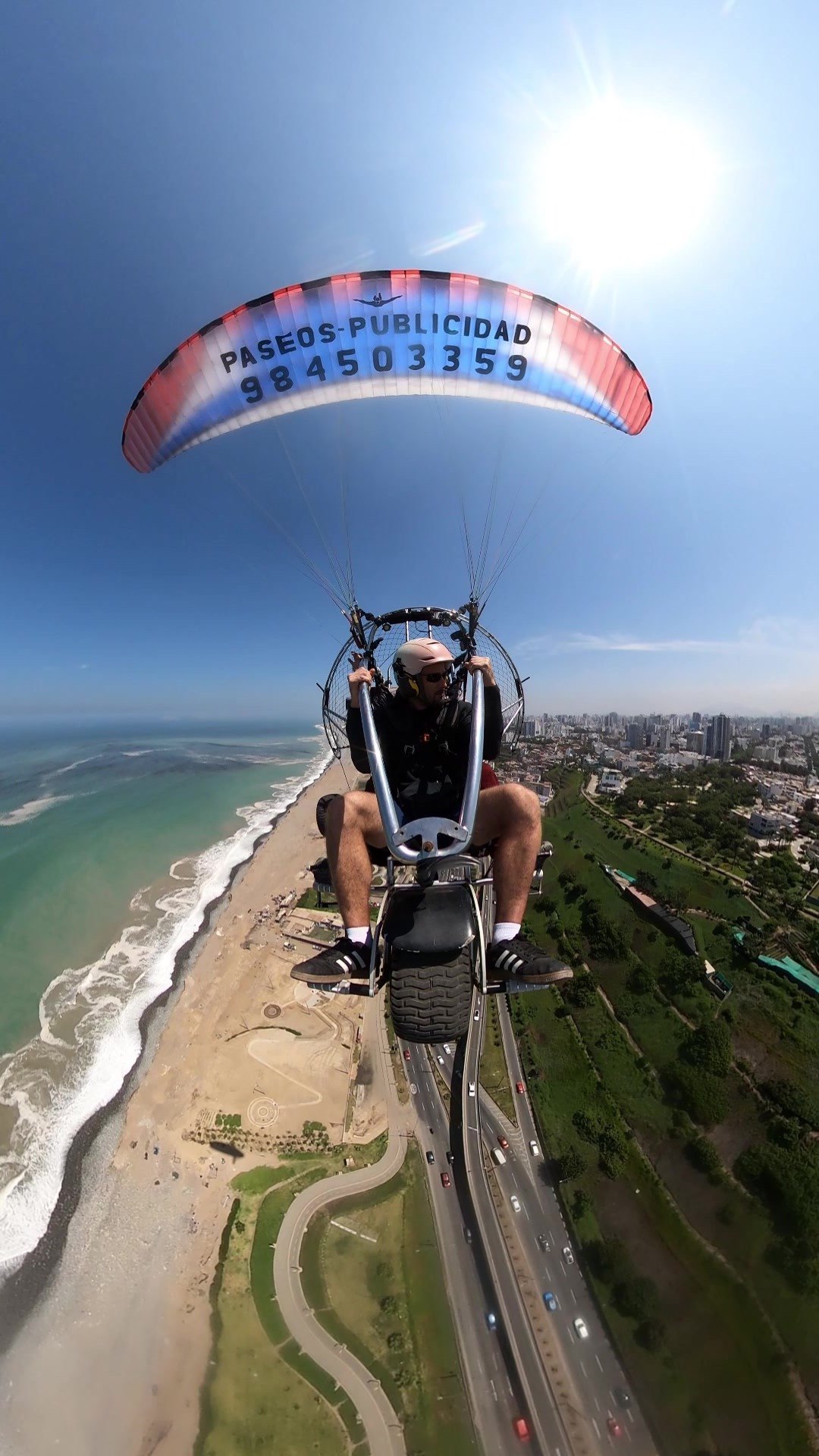 Vuelo en paratrike sobre la Costa Verde de Lima, vista panorámica de Playa San Miguel